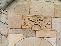 Saint-Julien-du-serre, Eglise, chevet, Plaque sculptee, 2 oiseaux et une croix